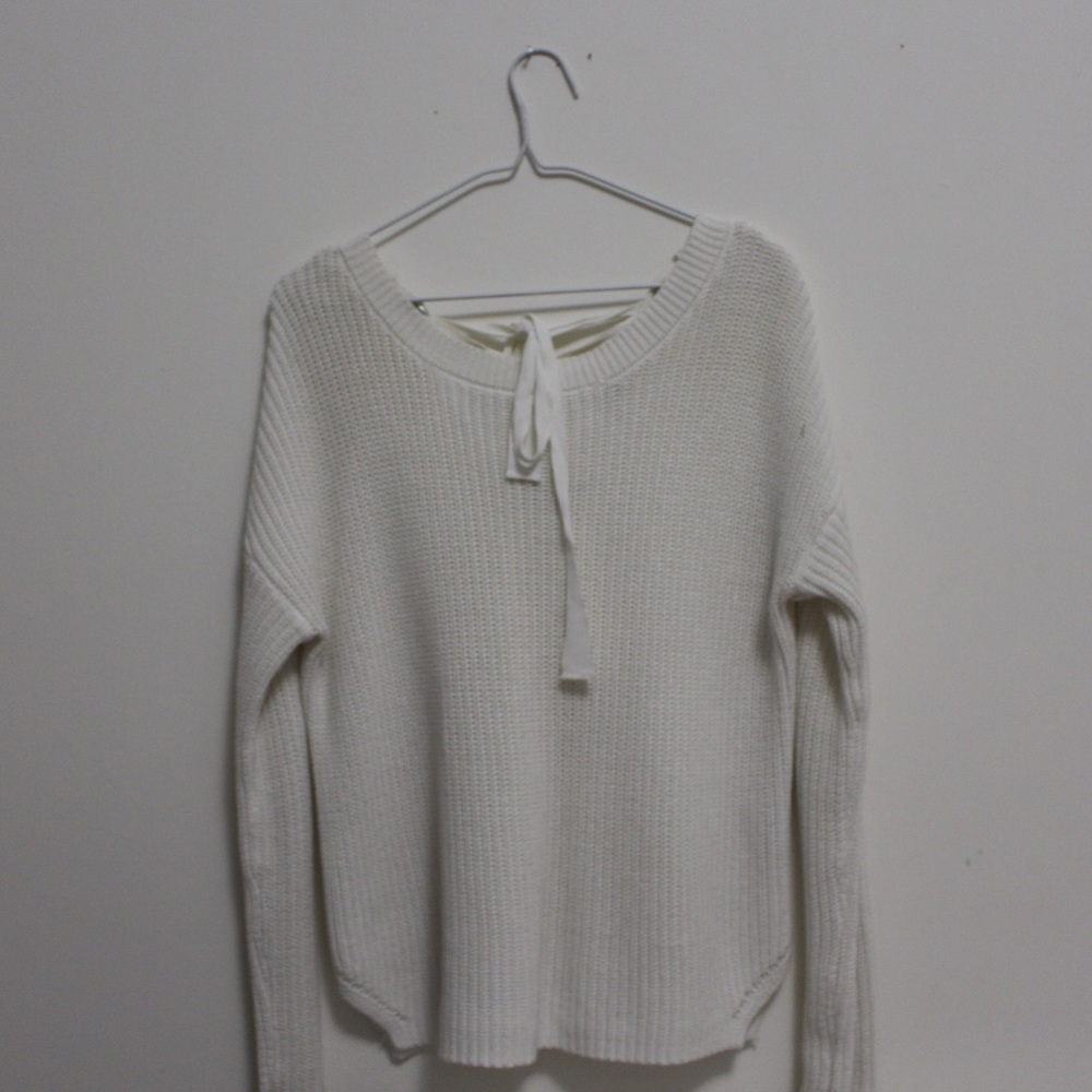 Sweater with bow on the back
